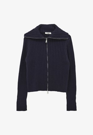 Marineblauwe ribgebreide trui met ritssluiting, voorzien van een grote opgevouwen kraag en lange mouwen. Heeft een zilveren ritssluiting en een strakke, cropped pasvorm.