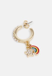 Brinco de argola dourada com destaque para uma pérola e encantos de um arco-íris com seções vermelha, amarela e verde, além de uma estrela adornada com pedras transparentes.