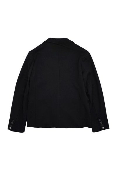 Blazer in lana nera con una vestibilità sartoriale, colletto a punta e dettagli in manica a quattro bottoni. Presenta una texture liscia e un design minimalista.