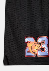 Sorte mesh basketball shorts med et pixeleret orange basketball grafik og nummeret "23" i blå og røde nuancer.