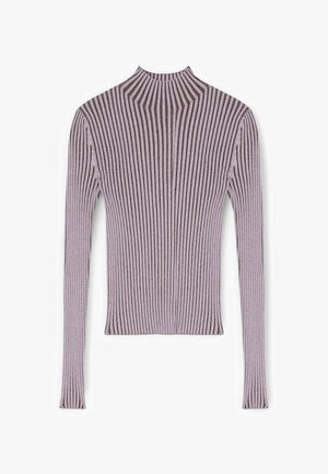 Suéter de punto acanalado de manga larga con rayas verticales en lavanda y marrón, con escote alto y redondo.