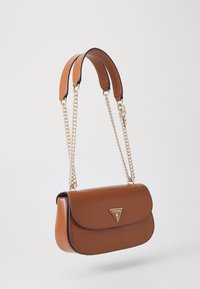 Borsa a spalla in ecopelle marrone con pattina ondulata, tracolla a catena e logo centrale. Texture liscia, forma elegante.