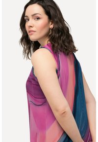 Top sin mangas con una textura acanalada, que presenta un colorido patrón de mármol en rosa y azul. El diseño fluye suavemente para un ajuste relajado.