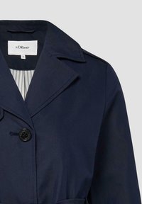 Marineblauer Trenchcoat mit Reverskragen, schwarzer Knopfleiste, Schulterklappe und gestreiftem Innenfutter.