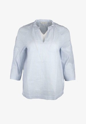 Chemisier blanc à fines rayures verticales bleues, manches trois-quarts, et encolure en V avec col froncé.