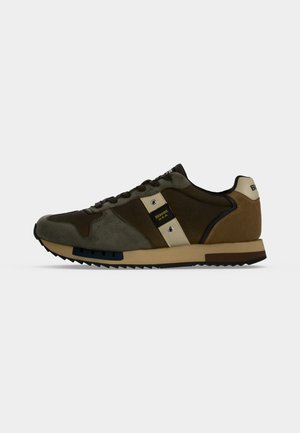 Baskets basses marron, vert olive et beige avec lacets noirs, semelle beige et logo "Blauer U.S.A." sur le côté et le talon.