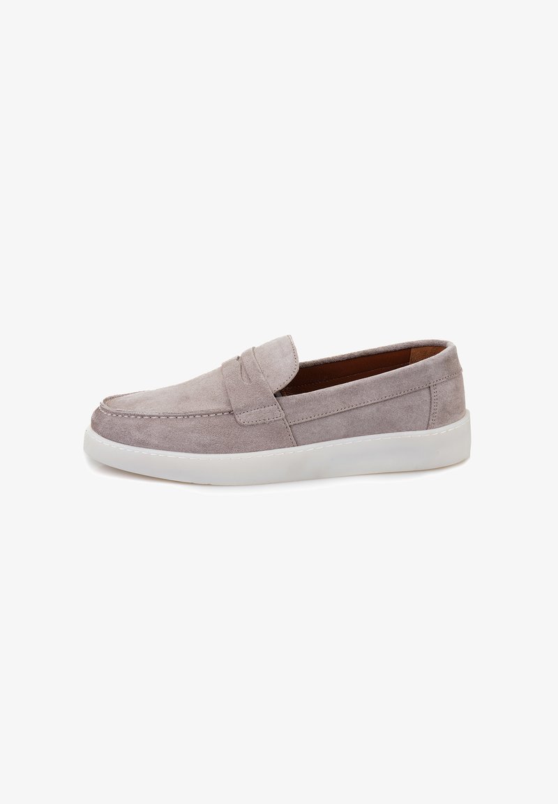 Graue Wildlederschlupfschuhe mit glatter Oberfläche, weißer Gummisohle und einer gestickten Akzentuierung über dem Vorderfuß für zusätzliche Details.