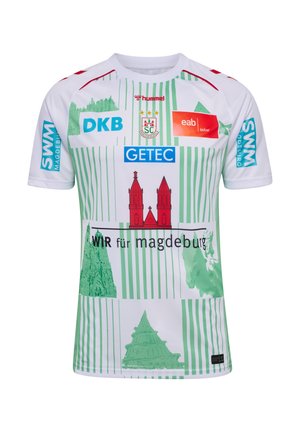 Hvid sportstrøje med grønne lodrette striber, rød katedralgrafik, flere sponsorlogoer og tekst, der lyder "WIR für magdeburg."