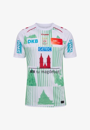 Hvid sportstrøje med grønne lodrette striber, rød katedralgrafik, flere sponsorlogoer og tekst, der lyder "WIR für magdeburg."