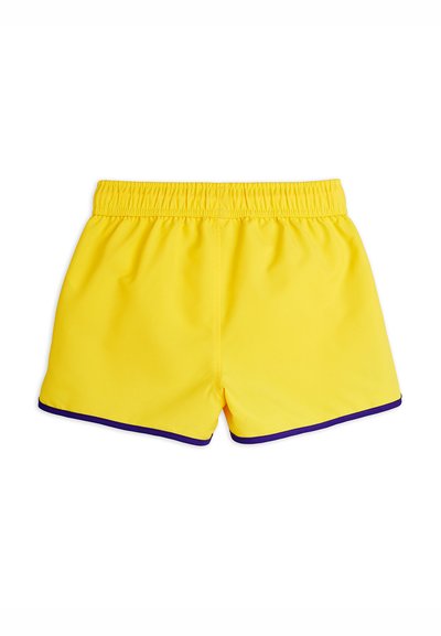 Shorts jaunes à taille élastique avec un bord foncé le long des ouvertures des jambes, présentés à plat de dos sur un fond blanc.
