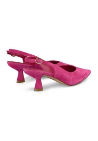 Des chaussures slingback en daim rose avec un bout pointu, un petit talon évasé et un accent en boucle dorée, présentant un dos ouvert et des côtés découpés.