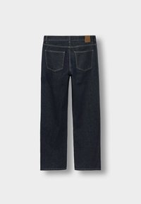 Mørkeblå denim jeans med rett ben-design, utstyrt med to baklommer og en brun lærpatch i midjen.