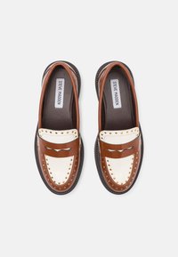 Steve Madden HARLOE - Instappers - cognac/coconut milk