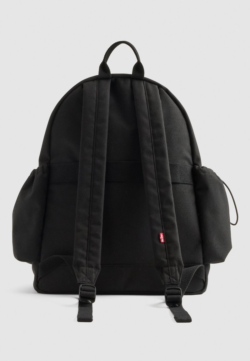 Schwarzer Rucksack mit gepolsterten Schultergurten, zwei Seitentaschen und einem Tragegriff oben auf einem schlichten hellen Hintergrund.