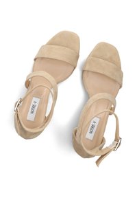 Beige suède sandalen met een vierkante neus, twee brede banden, een enkelgesp en een soepele inlegzool. Logolabel zichtbaar op de inlegzool.