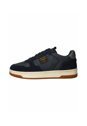 Niskie czarne sneakersy z panelami z zamszu i skóry, białą gumową śródpodeszwą, brązową gumową podeszwą zewnętrzną oraz małą prostokątną naszywką z logo po boku.