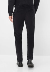 Zwarte corduroy broek voor heren met een rechte pijpdesign, achterzakken met knoopsluitingen en een gladde, gestructureerde stof.