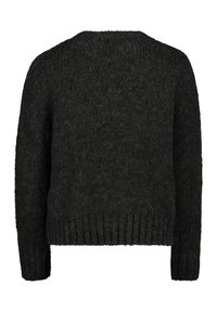 Dunkelgrauer gestrickter Pullover mit Rundhalsausschnitt, langen Ärmeln und geripptem Saum. Die Textur ist grob und wollartig und zeigt ein weiches Erscheinungsbild.