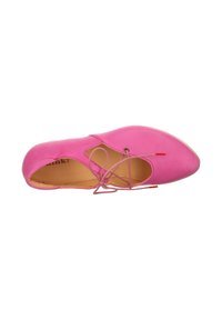 Rosa Leder-Schuh mit rundem Zehenbereich, Schnürsenkeln vorne und glatter Textur. Minimalistisches Design ohne auffällige Muster oder Akzente.