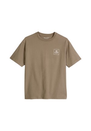 T-shirt marron à manches courtes avec col rond, avec un petit logo blanc "M O P" dans un carré sur la partie gauche de la poitrine.