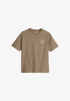 T-shirt marron à manches courtes avec col rond, avec un petit logo blanc "M O P" dans un carré sur la partie gauche de la poitrine.