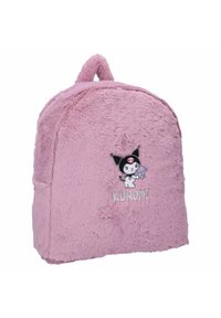 Lyserød plyspude med en lille sort-hvid figur, der holder en bamse, og ordet "KUROMI" broderet under.