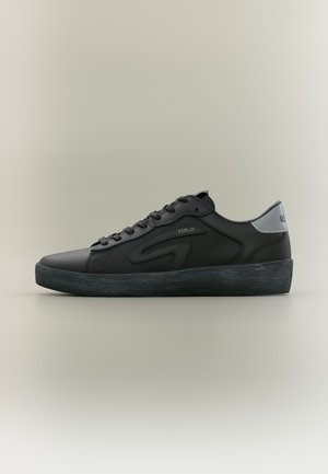 Sort lavtop sneaker med sorte snørebånd, struktureret sål og grå hælflig, mærket med "Replay" på siden og hælen.