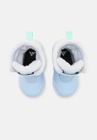 adidas Performance WINTERPLAY KIDS - Zimní obuv - glow blue/blue spark/clear mint