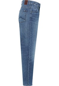Jeans de mezclilla azul con corte recto, que cuentan con un bolsillo trasero con detalle de costura, parche de cuero en la cintura y una textura suave.