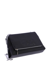Bolso negro de nylon para el hombro con una solapa frontal, compartimento con cremallera y correa de cadena plateada. Presenta un logotipo 'da' en detalle perforado.