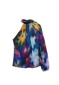 Blouse asymétrique à une épaule avec manches longues plissées et imprimé floral abstrait vibrant aux tons bleus, violets, jaunes et roses.