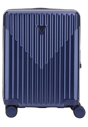 Valigia rigida di colore blu navy, con scanalature verticali, un logo triangolare sul davanti e quattro ruote per la mobilità.