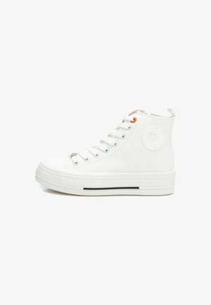 Zapatilla alta de lona blanca con detalle de logotipo redondo, acento naranja y suela de goma texturizada con una franja negra. Cintas gruesas y puntera reforzada.