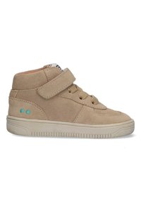 Beige suède hoge sneaker met rubberen zool, textuur oppervlakte, veters en riemsluiting, en teal accent stippen aan de zijkant.