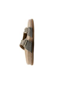 Sandalo slide in suede beige e grigio con due fibbie regolabili e borchie decorative. Sole piatta con bordo marrone a contrasto e texture liscia.