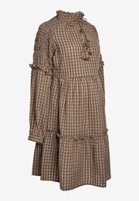 Vestido de cuadros marrón y beige, de capas con acentos de volantes, cuello alto con lazos, mangas largas, hecho de una tela ligera.