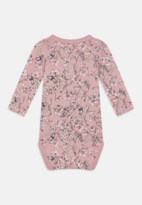 Langärmliger Baby-Body aus pinkem Baumwollstoff mit floralem Muster, das hellpinkfarbene Blumen und blaue Schmetterlinge zeigt. Er hat einen runden Ausschnitt und einen Druckknopfverschluss.