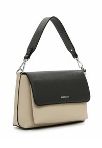 Sac à main structuré en cuir synthétique beige et noir. Il comporte un rabat pliant et une bandoulière amovible avec des accents métalliques argentés.