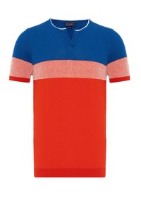 Camiseta de punto de manga corta con sección superior azul, parte media roja y dobladillo a rayas rojas y blancas. Escote en V y acentos de color sólido.