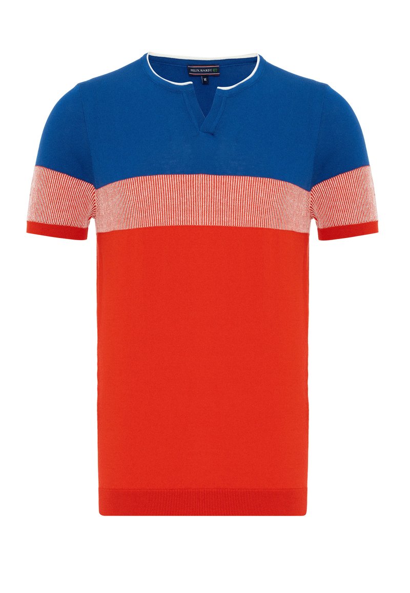 Camiseta de punto de manga corta con sección superior azul, parte media roja y dobladillo a rayas rojas y blancas. Escote en V y acentos de color sólido.