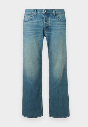 Jeans in denim azzurro chiaro con una vestibilità rilassata, gambe ampie e sfumature sottili. Include un classico design a cinque tasche e dettagli con rivetti metallici.