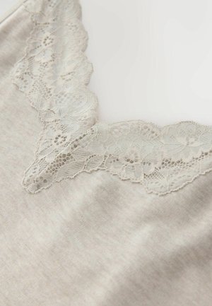 Jasnoszara tkanina z falistą koronkową lamówką w jasnobeżowym odcieniu wzdłuż dekoltu, zdobiona misternymi kwiatowymi wzorami i gładką fakturą.