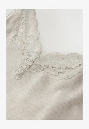 Jasnoszara tkanina z falistą koronkową lamówką w jasnobeżowym odcieniu wzdłuż dekoltu, zdobiona misternymi kwiatowymi wzorami i gładką fakturą.