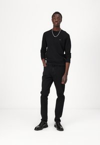 Calvin Klein WAFFLE STRUCTURE - Maglione - black