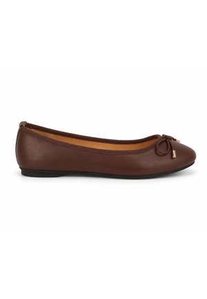 Ballerine plate en cuir marron avec bout rond, petit nœud sur le devant et semelle basse noire, vue de côté sur fond blanc.