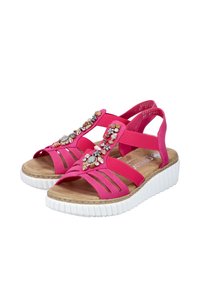 Roze sandalen met een crisscross strap ontwerp, versierd met decoratieve stenen en met een gestructureerde rubberen zool voor extra grip.