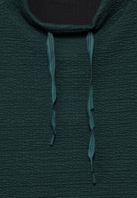 Mörkgrön strukturerad hoodie med ribbad halsringning och kontrasterande snoddar som har ett randigt mönster i grönt och blått.