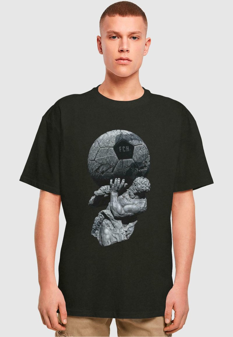 Sort bomulds t-shirt med et grafisk motiv af en stensskulptur, der holder en struktureret fodbold med "FCH" indgraveret. Korte ærmer.