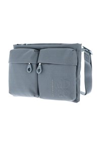 Sac messager gris avec deux poches avant, fermetures éclair, tissu texturé et une sangle réglable. Présente un motif discret.