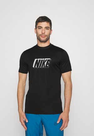Camiseta negra de manga corta de Nike con un gran logo blanco en el pecho, con cuello redondo y tejido suave y ligero.